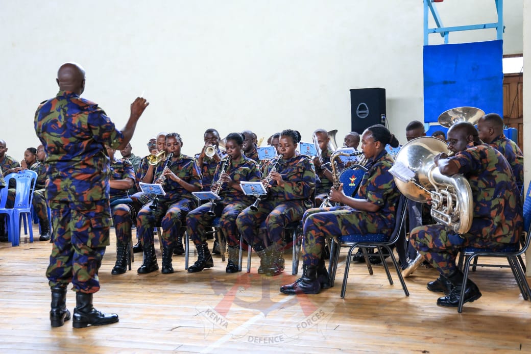 Commander Kenya Air Force (KAF), Maj Gen John Omenda, today led a Requiem mass for 6 of the deceased KAF personnel who lost their lives alongside CDF, General Francis Ogolla, in a helicopter crash in Sindar, Elgeyo Marakwet County. facebook.com/share/T3ZnKih1…