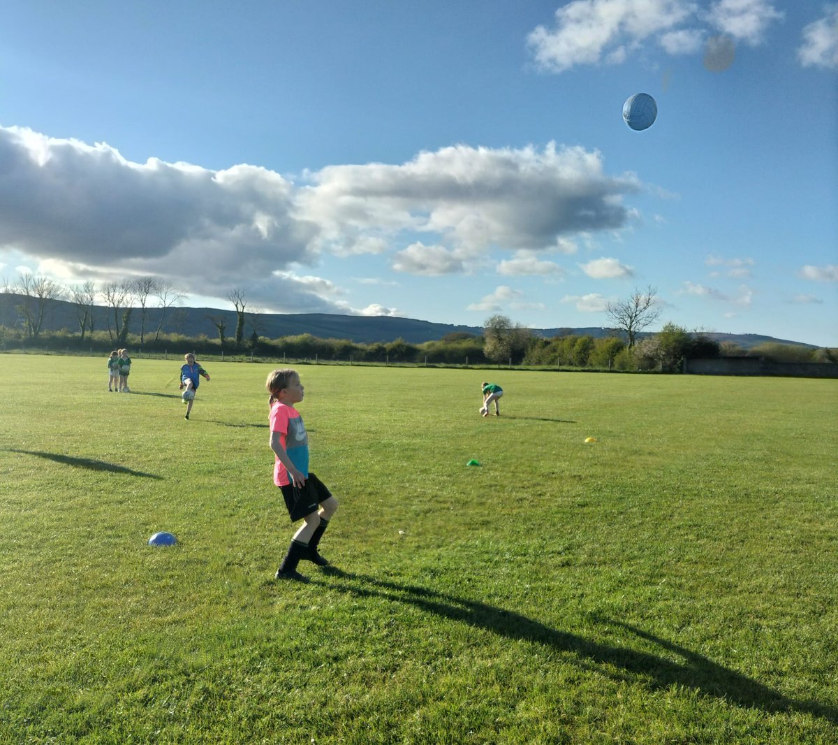 Our powerful U10 girls team out in their second round of training this week already on a beautiful sunny evening in Monagea GAA Pitch. These fantastic girls are getting better by the week with their amazing skills. Huge thanks to their coaches & parents 👏 
#SeriousSupport