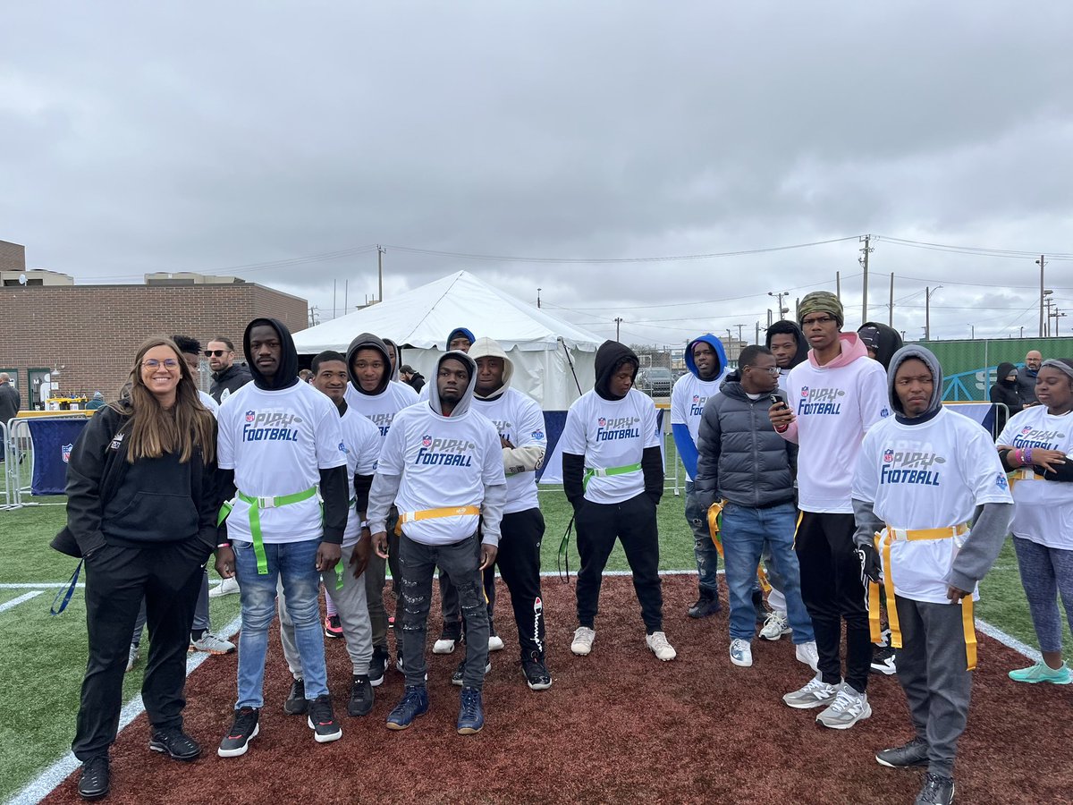 Michell31922308's tweet photo. Our DPSCD Superheroes getting coached by some NFL prospects at the Special Olympics 2024 NFL Draft Football Clinic! @DpscdA @SpOlympicsMI @ESTPDiannBanks https://t.co/zP2R5zukQU