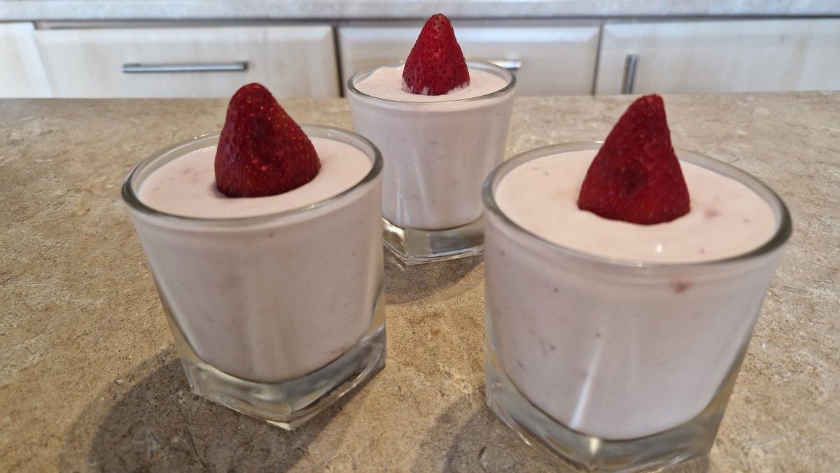EileanIdhe's tweet photo. I served our guests sausage, red cabbage, mash & green beans tonight (& onion gravy)...followed by this strawberry & vanilla mousse ππ #hospitality #happyguests #isleofiona #dinnertime #dessert #guesthouse #peacefullocation #catholichouseofprayeriona #tweetyourtea #nomnom π΄ π§ https://t.co/i9oCGFoW6V