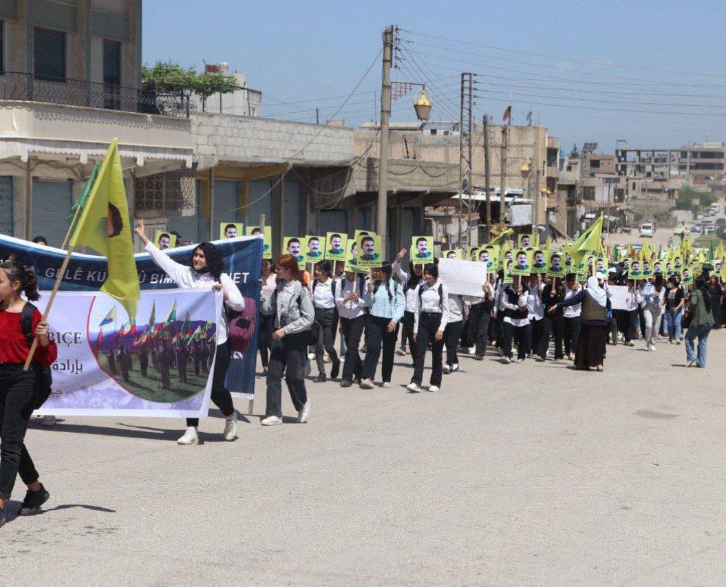 📌Suriye’de bulunan YPG-PKK terör örgütü, terör elebaşı Apo’nun özgür kalması için yürüyüş düzenlemiş. Sınırımızda Amerika desteği ile terör devleti kurulmaya çalışılıyor. Tank ve zırhlı araç eğitimleri alıyorlar. Daha fazla güçlenmeden, Suriye hükümeti ile anlaşarak bölgenin…