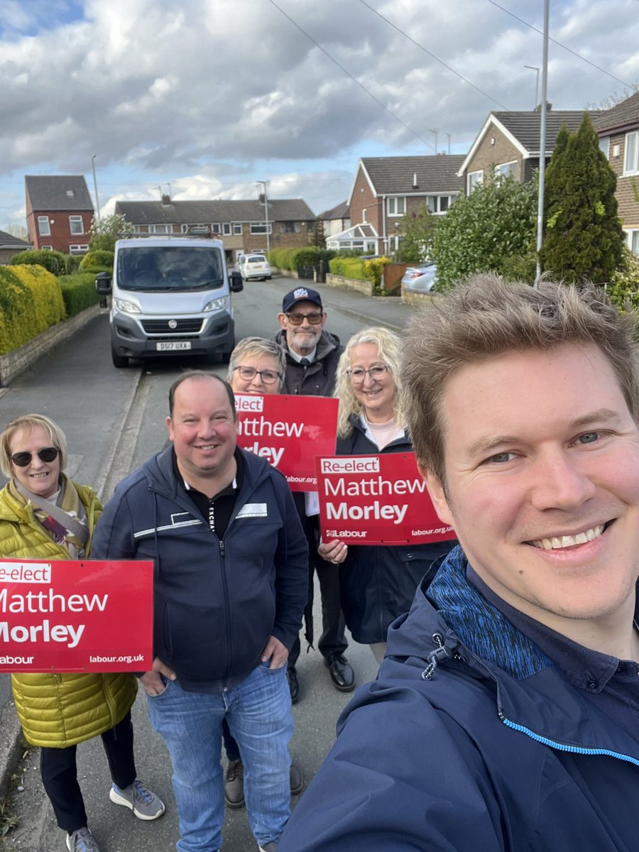 Top team for our doorknocking round in Stanley this evening. Lots of support for Labour’s @matthewmorley7 🌹 #LabourDoorstep