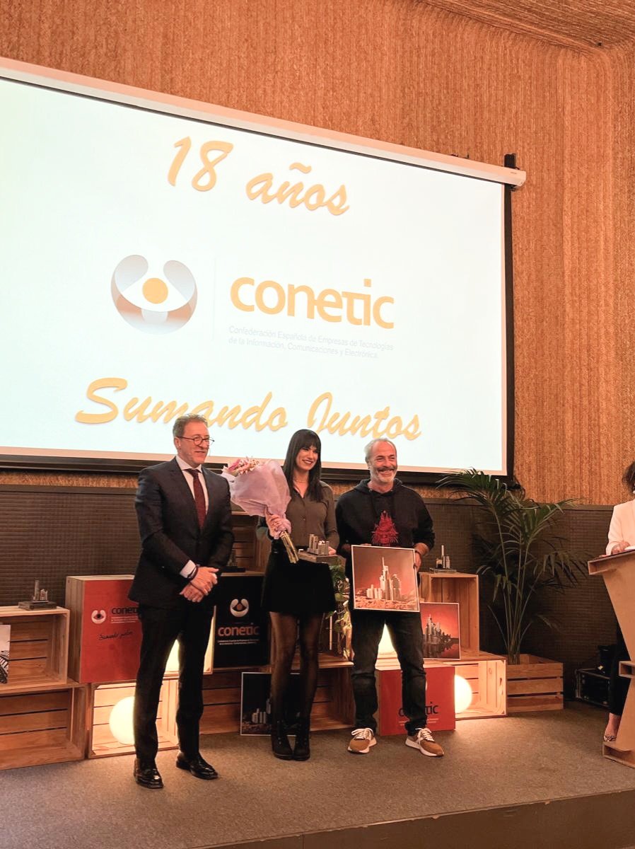 martadelamo's tweet photo. ¡Amigos! ¡Que me han dado un premio! ¡Por mi labor de periodista! ¡Que no me lo creo! Millones de gracias y feliz cumpleaños @conetic https://t.co/b6pbQ2GBOB