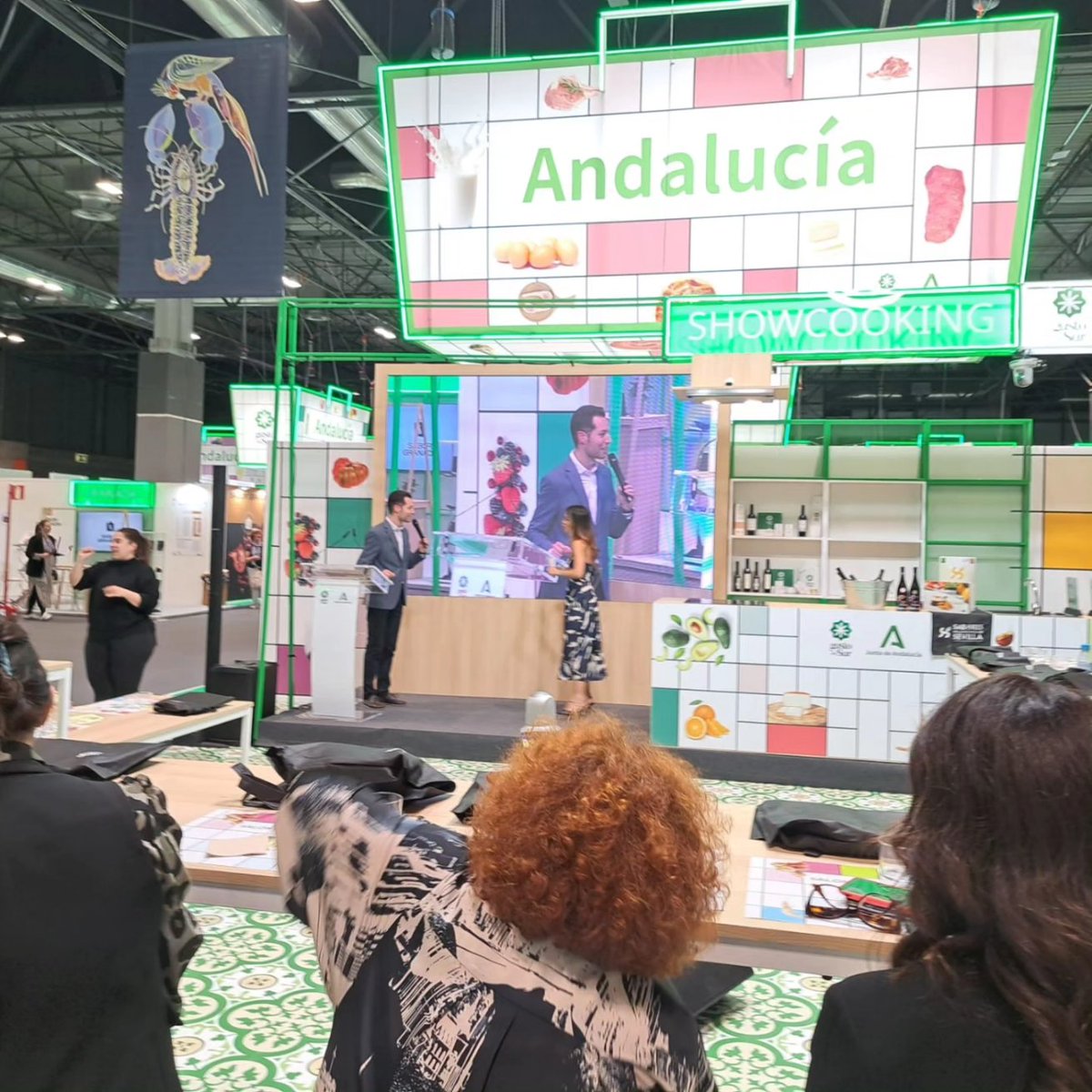 🔝 @LaCataora ha acompañado al chef Juanma Muñoz Vera en el segundo showcooking de hoy en el Salón Gourmets, “Un Viaje de Sabores” 😋 🍅 Torrija de tomate con sardina ahumada y Sinfonía de naranja de la Vega del Guadalquivir 🍊🎶 @GrupoGourmets @prodetur