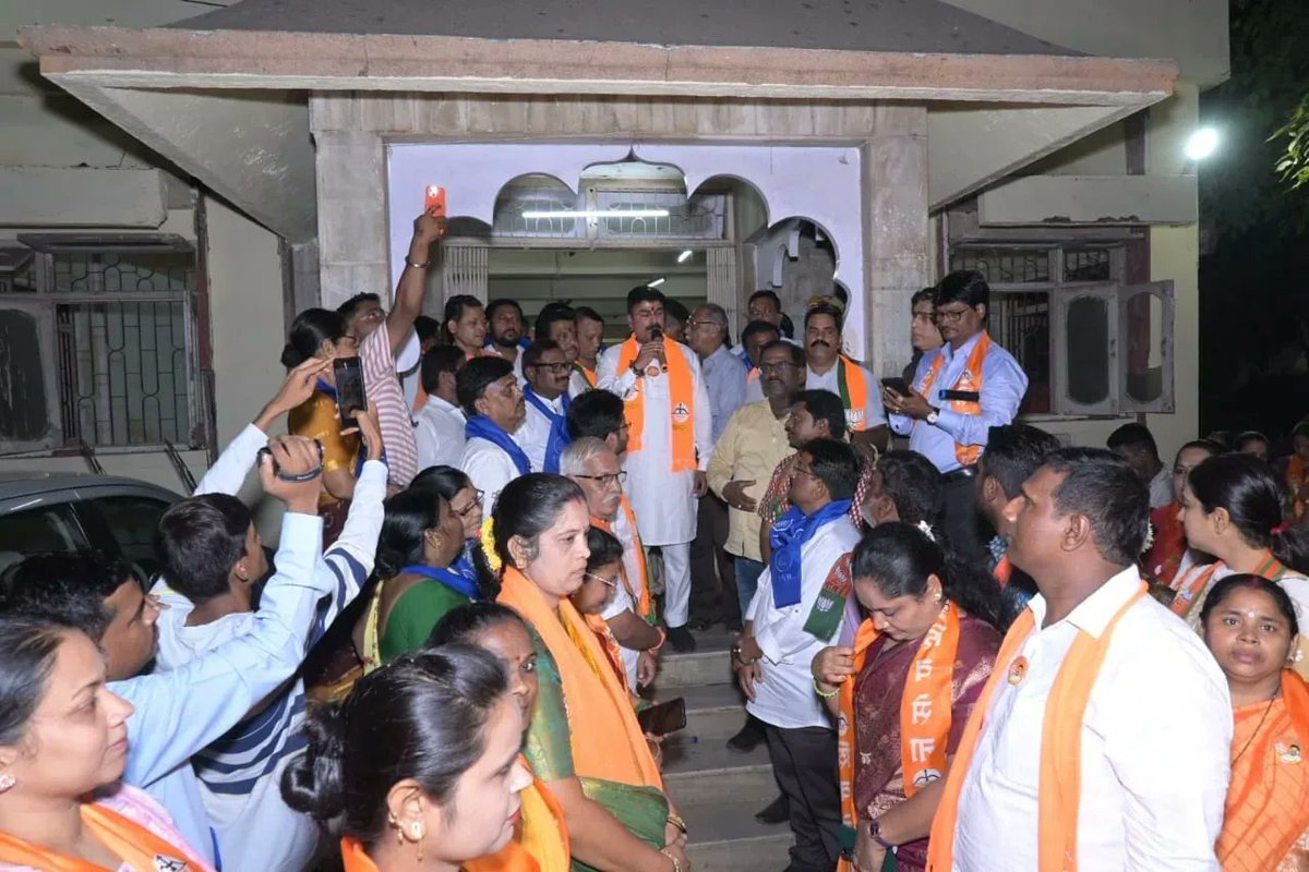 shewale_rahul's tweet photo. माझ्या लोकसभा मतदार संघातील अणुशक्तीनगर परिसरातील नित्यानंद सोसायटी,आर सी एफ कॉलोनी, अजीज बाग, इंदिरा नगर या ठिकाणी भेट देऊन रहिवाशांसोबत संवाद साधला.

#Shivsena #BJP #mahayuti #AbkiBaar400Paar #anushaktinagar
#AbkiBaarShivsenaKeSath400Paar
#BalasahebKeVicharoKiModiSarkaar
#ViksitMumbaiToViksitBhat
#MpRahulShewale #southcentralmumbailoksabha 

@Shivsenaofc @BJP4India @BJP4Maharashtra @BJP4Mumbai @CMOMaharashtra @mieknathshinde @Dev_Fadnavis