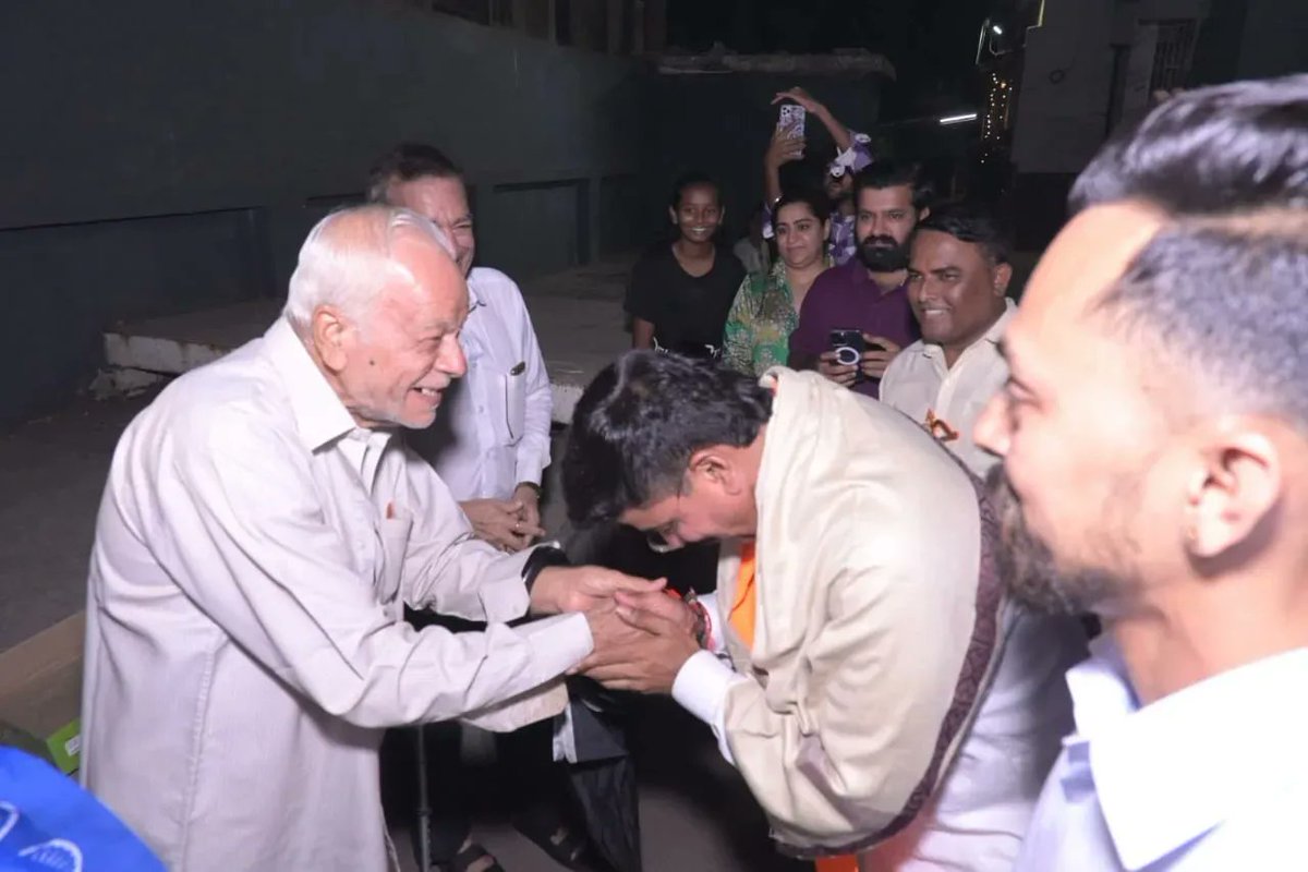 shewale_rahul's tweet photo. माझ्या लोकसभा मतदार संघातील अणुशक्तीनगर परिसरातील नित्यानंद सोसायटी,आर सी एफ कॉलोनी, अजीज बाग, इंदिरा नगर या ठिकाणी भेट देऊन रहिवाशांसोबत संवाद साधला.

#Shivsena #BJP #mahayuti #AbkiBaar400Paar #anushaktinagar
#AbkiBaarShivsenaKeSath400Paar
#BalasahebKeVicharoKiModiSarkaar
#ViksitMumbaiToViksitBhat
#MpRahulShewale #southcentralmumbailoksabha 

@Shivsenaofc @BJP4India @BJP4Maharashtra @BJP4Mumbai @CMOMaharashtra @mieknathshinde @Dev_Fadnavis