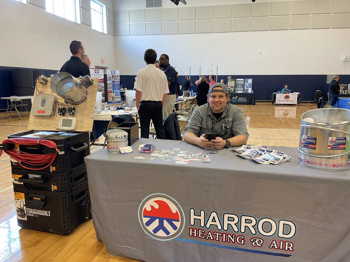 MrsGatesCDC's tweet photo. Today @WillowSpringHS hosted their first ever Skilled Trades Fair! We had over 215 students and 25 local businesses attend! Thank you to our sponsors: @StickBoyBreadFV @WSHS_PTSA @Starbucks (fuquay)! We couldn’t have done it without you! https://t.co/VMnfJAf8zn