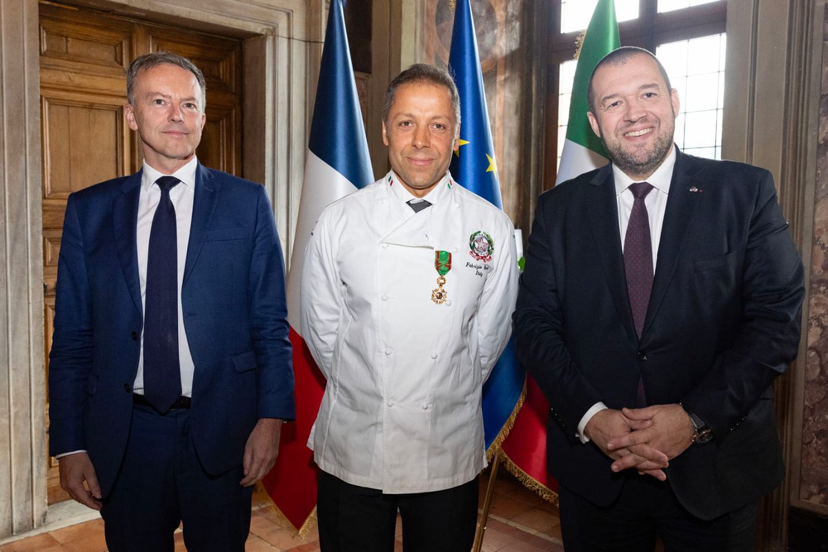 Fabrizio Boca, chef cuoco del @Quirinale, è stato insignito Ufficiale nell'ordine ministeriale al Merito agricolo 🇫🇷 da @ggomez_chef, ambasciatore per la gastronomia e inviato speciale del Presidente @Elysee, e l'ambasciatore di 🇫🇷@martin_briens. Congratulazioni! 📷 Quirinale