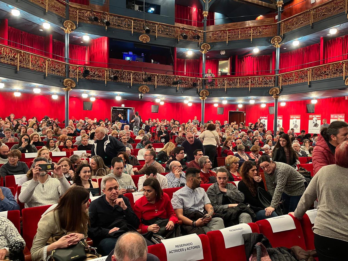 Los concejales <a href="/velezpsoe/">Luis Vélez</a> y <a href="/CharoChavez1/">Charo Chavez</a> han asistido al estreno de “Pucela”, capítulo de la serie documental de José A. Romero “Flores en la basura” rodada en #Valladolid para reflejar la realidad social de la ciudad. La ex concejala Merche Jiménez es una de las protagonistas.