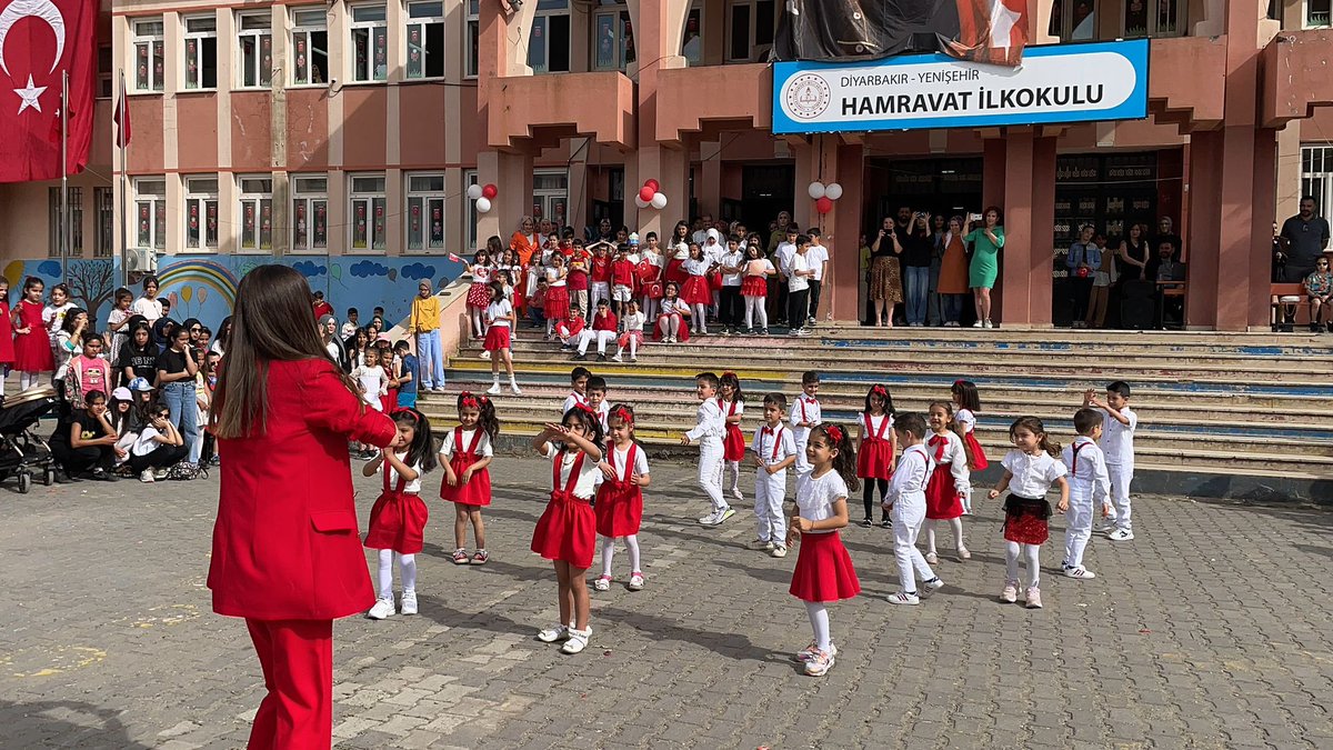 Hamravatanaokul's tweet photo. Hamravat anaokulu çocukları 23 Nisan Ulusal Egemenlik ve Çocuk Bayramı’nı okulumuzun bahçesinde coşkuyla kutladı❤️🇹🇷

#23NisanUlusalEgemenlikVeCocukBayrami 

@Diyarbakirmem 
@yenisehirmem16 
@HamravatIlkokul https://t.co/qFSWt8PX7m