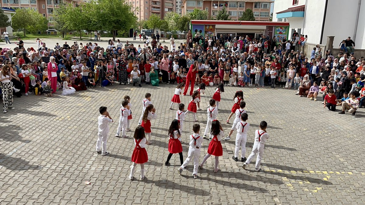 Hamravatanaokul's tweet photo. Hamravat anaokulu çocukları 23 Nisan Ulusal Egemenlik ve Çocuk Bayramı’nı okulumuzun bahçesinde coşkuyla kutladı❤️🇹🇷

#23NisanUlusalEgemenlikVeCocukBayrami 

@Diyarbakirmem 
@yenisehirmem16 
@HamravatIlkokul https://t.co/qFSWt8PX7m
