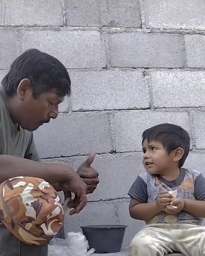 Albañil desayunando con su hijo, conmueve las #Redes sociales.  Él es Juve Pérez, quien trabaja como #Albañil y comparte parte de su día a día en la plataforma #TikTok, en donde ha publicado videos desayunando junto a su pequeño hijo en la obra donde trabaja. En los videos se