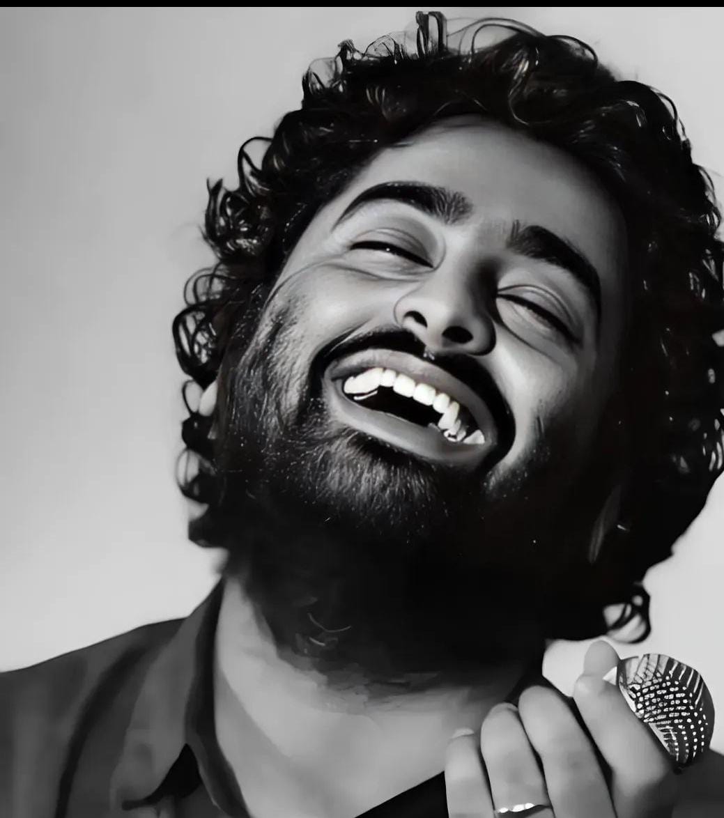 176arijit's tweet photo. @Atmojoarjalojo  wishing you a very very happy birthday 🎉🎹🎼😍🎤🎧 God bless you 😍  may you always keep smiling with joy like the picture below, may sorrows think twice before entering your life, may you keep achieving more n more n never stop whatever you love ❤ hpy birthday https://t.co/G91LMHkTXO