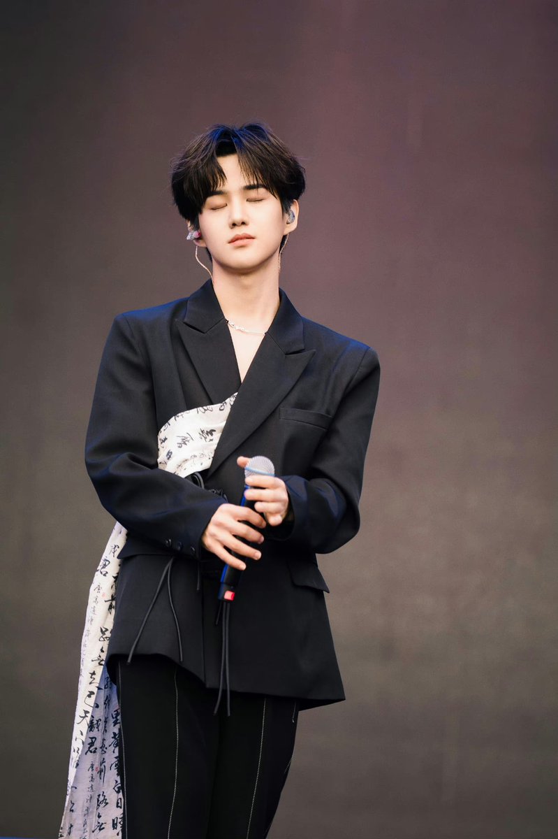 calpicowater's tweet photo. prettiest boy in the world is xu ziwei https://t.co/YcGOpomfCL