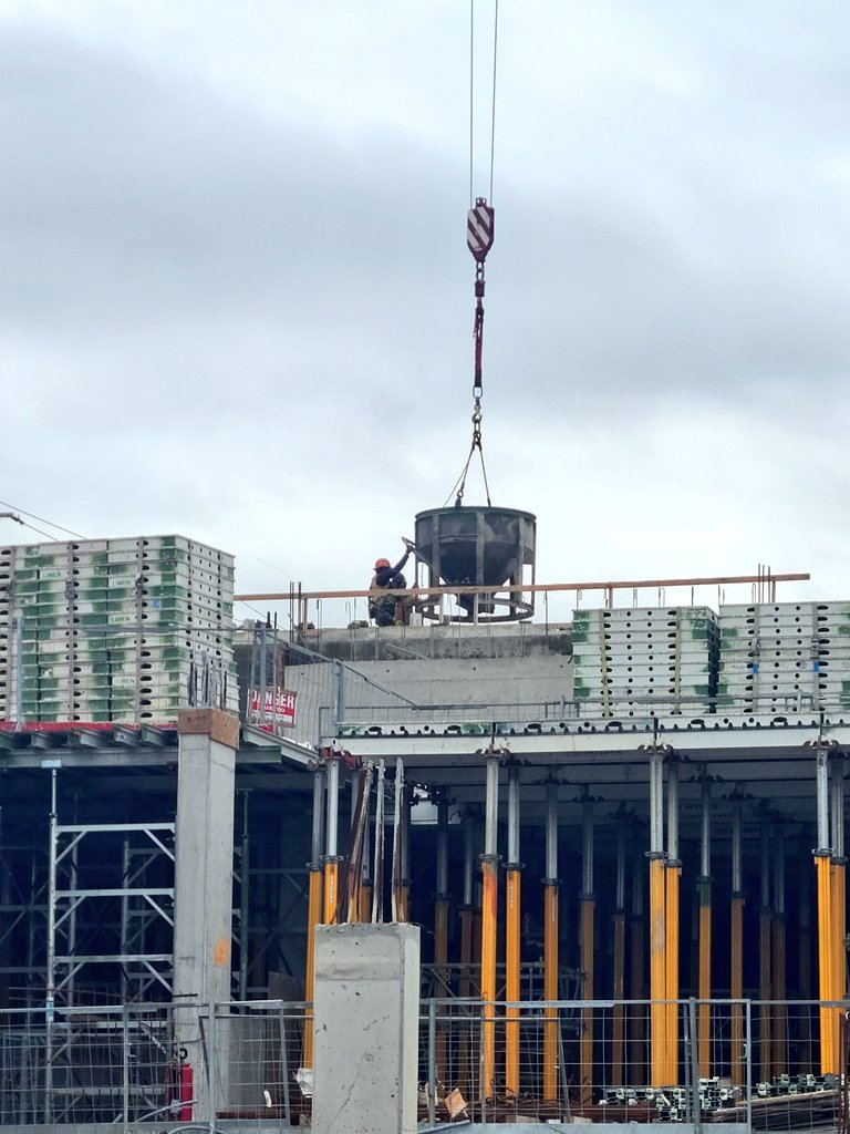 JohnPaulDanko's tweet photo. Great progress towards 261 new residential housing units on this former @cityofhamilton property and large underutilized parking lot in #Ward8Hamilton
New #HamOnt housing options & neighbourhood vibrancy with C5 zoning for new street level commercial stores & restaurants! https://t.co/HlPXjHRckL