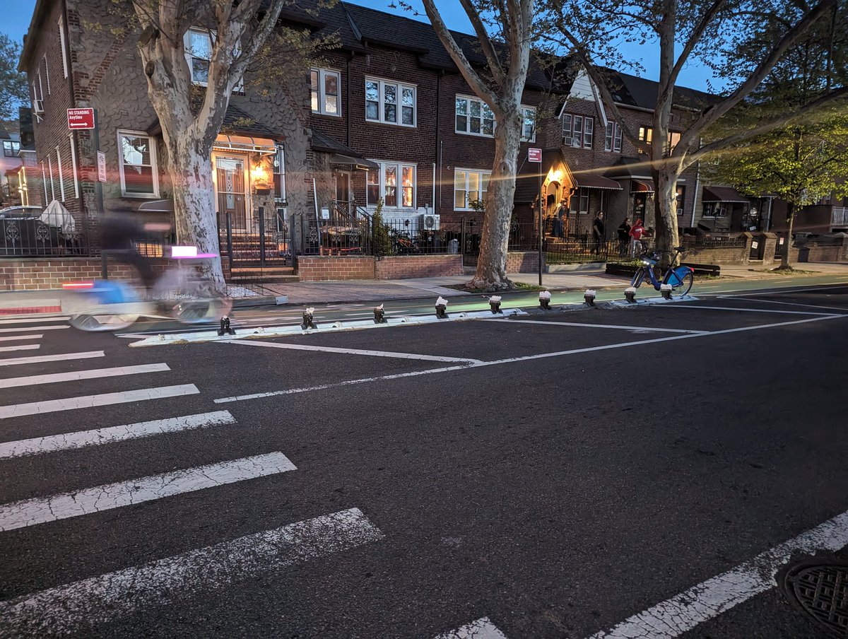 twowheelsg's tweet photo. #Flexpost update:  #CrescentSt at 35th Ave is sad. #bikeQNS #bikeNYC 

"NYC-DOT Auto Acknowledge Correspondence Case # DOT-646110-M9J2- Bicycle Lanes &amp; Programs" https://t.co/zJTPE5G1bo