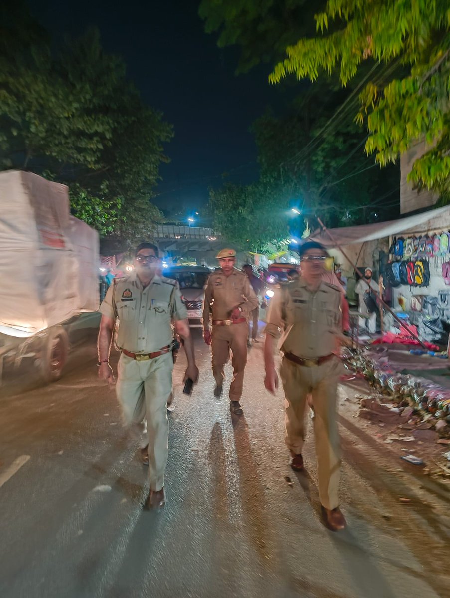 #SSPBareilly के निर्देशन में #bareillypolice द्वारा अपराध नियंत्रण, शांति एवं कानून व्यवस्था बनाये रखने के दृष्टिगत थाना क्षेत्र के मुख्य मार्गों व भीड़-भाड़ वाले स्थानों पर पैदल गश्त की गयी।            
#UPPolice 
#Footpatrolling