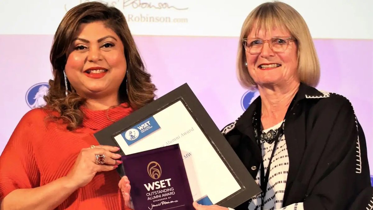 At yesterday's memorable, two-hour WSET graduation ceremony in London's historic Guildhall, Jancis presented @sonalholland_masterofwine of India with this year's JancisRobinson.com award. jancisrobinson.com/articles/2023-…
