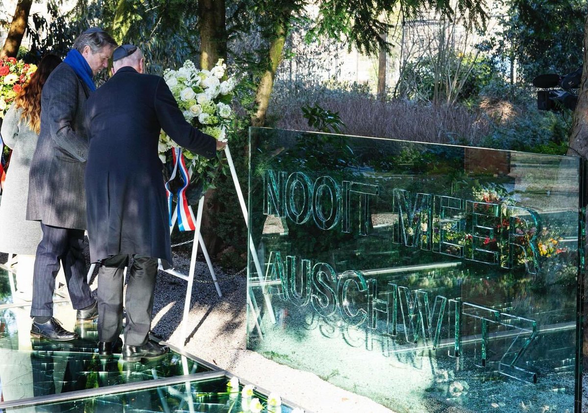 Ach ja.

De democratisch gekozen Kamervoorzitter <a href="/Martinbosma_pvv/">Martin Bosma</a>, lid van de énige politieke partij in dit godvergeten land die écht onvoorwaardelijk achter de Joden staat, de énige partij die zich uitspreekt tegen het oprukkend antisemitisme zonder mitsen en maren, mag van een