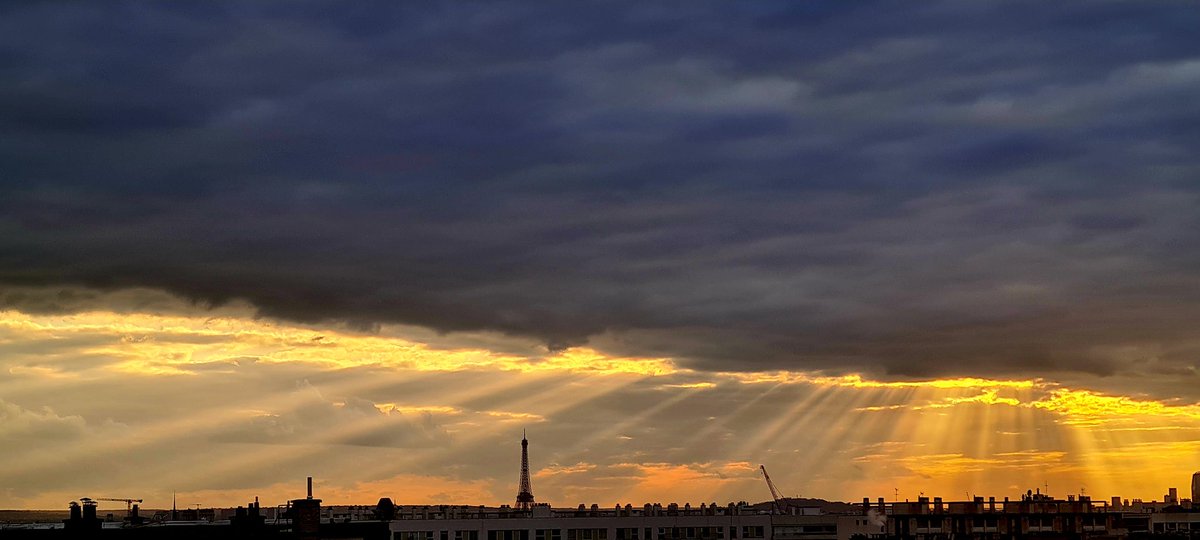Celle où la #TourEiffel prend un bain de soleil. #Paris