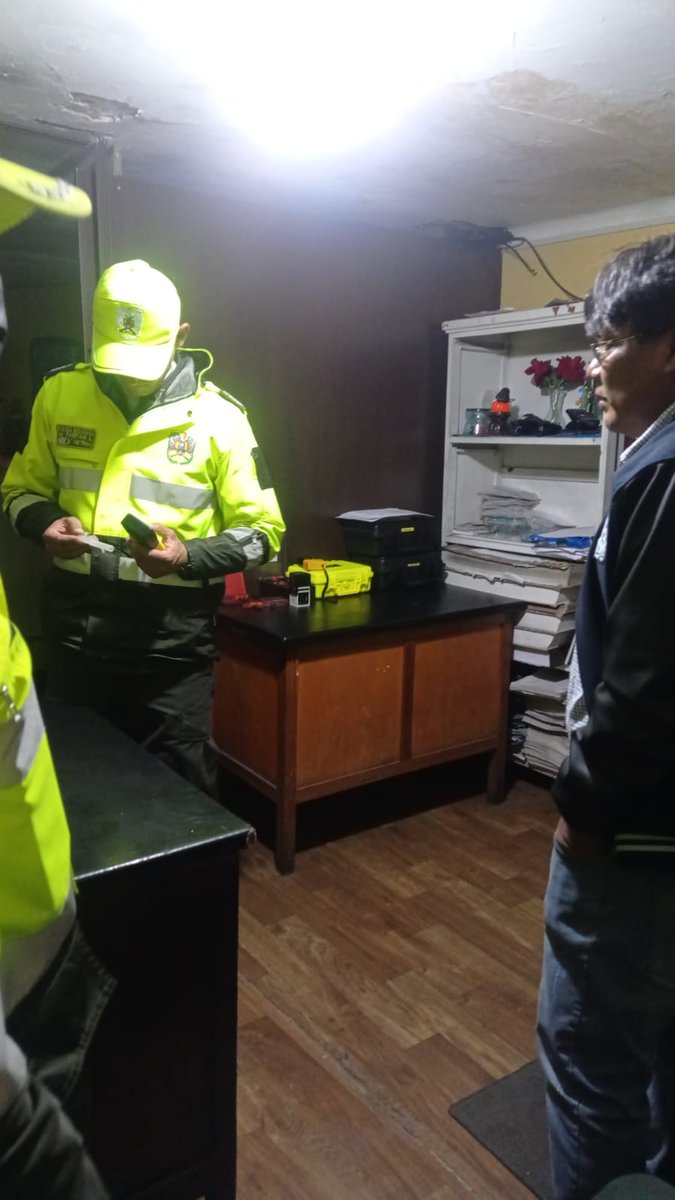 GrupoFides's tweet image. ✅El diputado Héctor Arce, acudió voluntariamente a la unidad de tránsito para hacerse prueba de alcoholemia, esto debido a que lo acusaron de estar ebrio durante su visita a oficinas de #LoteriaNacional, Denunció desvío de dineros de esta institución a la #CSUTCB.