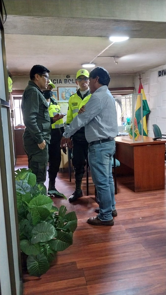 GrupoFides's tweet image. ✅El diputado Héctor Arce, acudió voluntariamente a la unidad de tránsito para hacerse prueba de alcoholemia, esto debido a que lo acusaron de estar ebrio durante su visita a oficinas de #LoteriaNacional, Denunció desvío de dineros de esta institución a la #CSUTCB.