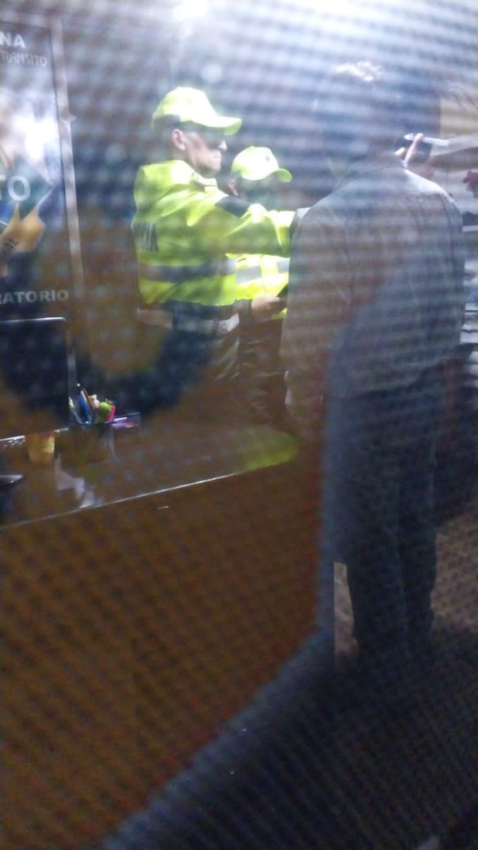 GrupoFides's tweet image. ✅El diputado Héctor Arce, acudió voluntariamente a la unidad de tránsito para hacerse prueba de alcoholemia, esto debido a que lo acusaron de estar ebrio durante su visita a oficinas de #LoteriaNacional, Denunció desvío de dineros de esta institución a la #CSUTCB.