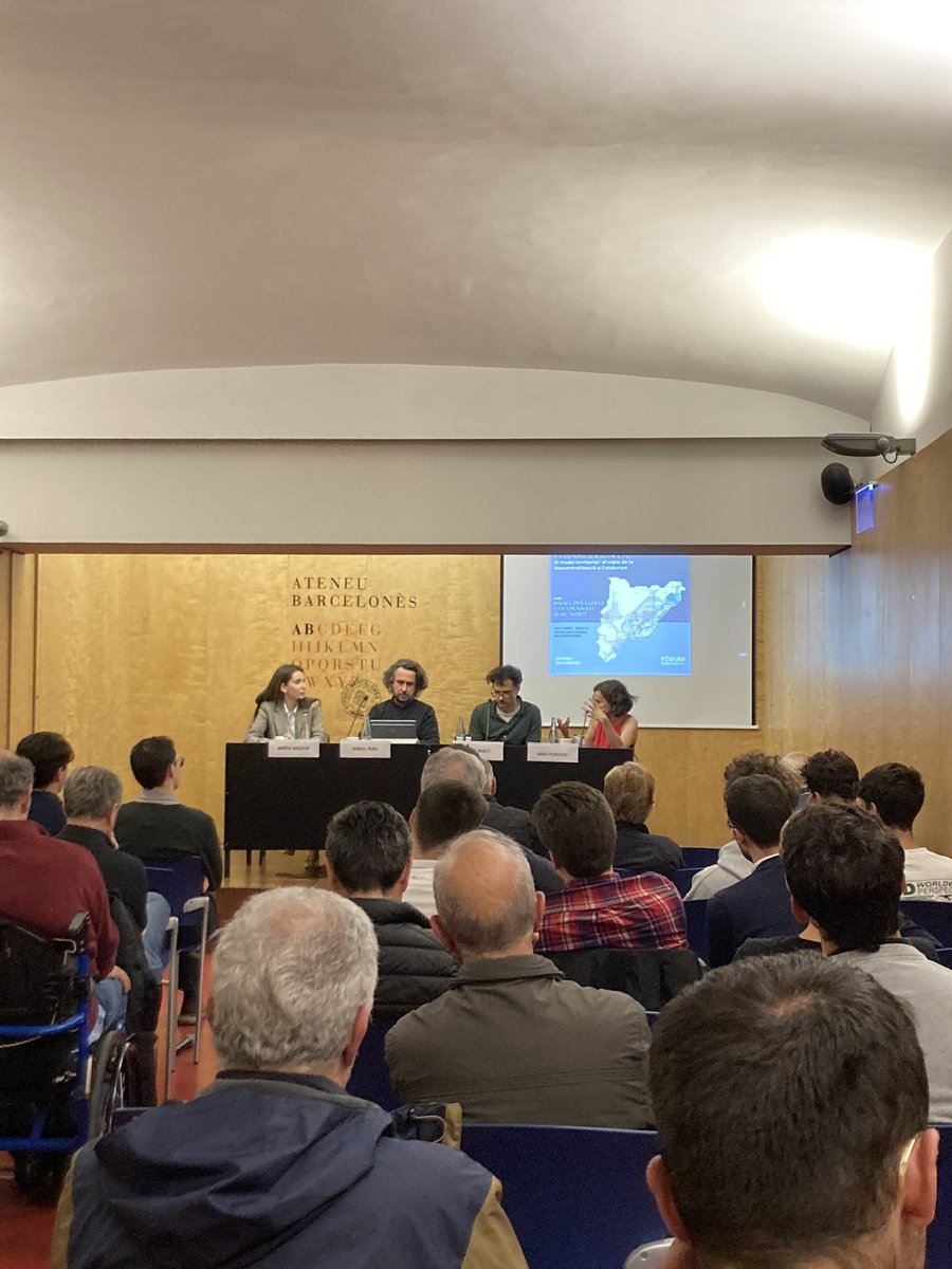 ForumDemocrata's tweet photo. 🧢@PunsodaRicart: “Més enllà de la xarxa, hem de fomentar la creació de xarxes mitjanes i d’empreses mitjanes. (…) Hem de vertebrar una xarxa que no estigui captiva pel capital. No hi ha un agermanament entre la capital i les comarques. Falta un govern que generi confiança.” https://t.co/leALwJ2V9a