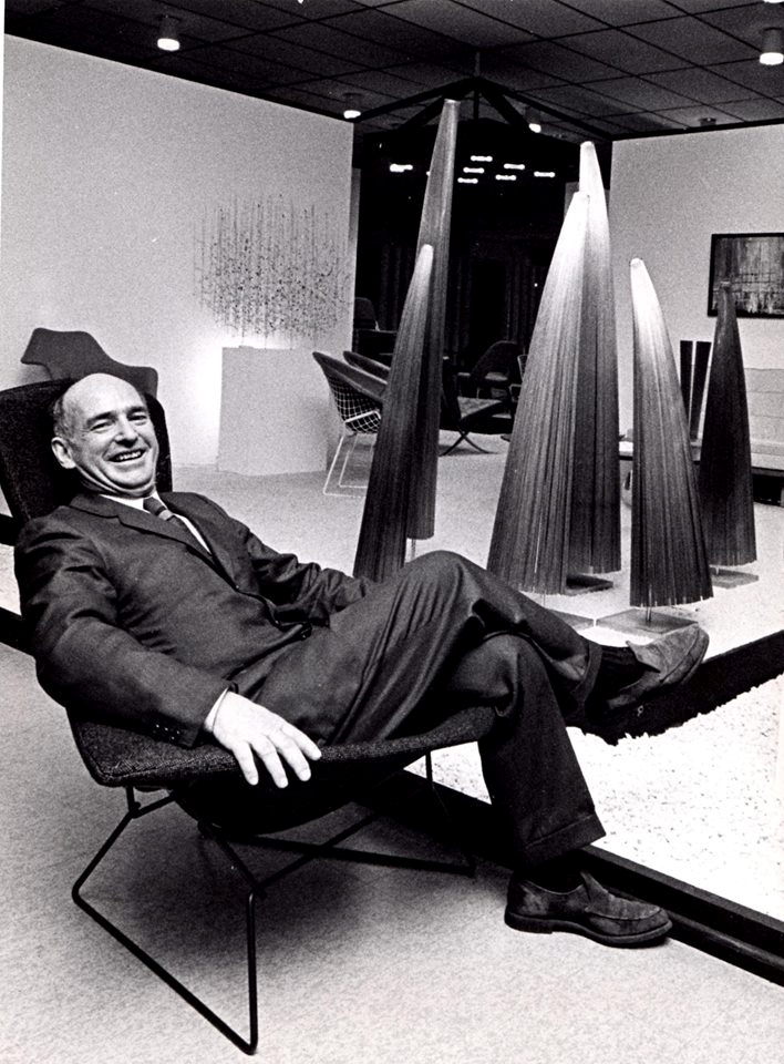 Chairs, sculptures, and smiles!

#harrybertoia #harrybertoiafoundation #midcenturymodern #furnituredesign #sculptor #art