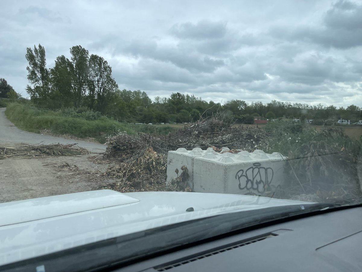 mathieupassenau's tweet photo. Petit florilège des trouvailles dans un chemin isolé d’accès aux champs : 
- un châssis de caravane 
- des tas de prospectus (j’ai ma théorie sur le sujet)
- des branchages en tout genre 
#saccageLaCampagne https://t.co/2XZvnUFFdV