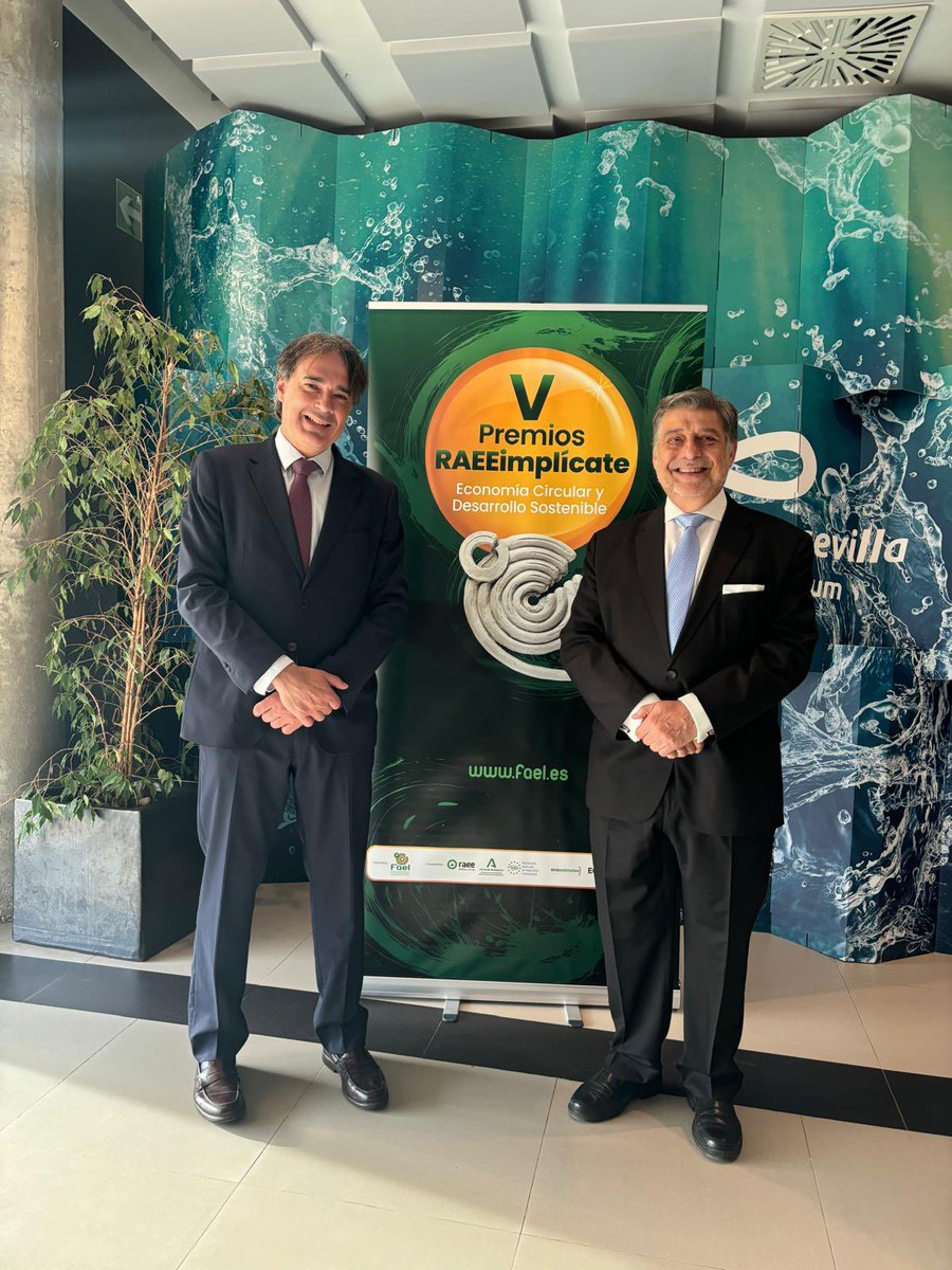 recyclia's tweet photo. Esta tarde asistimos en Sevilla a la V edición de los premios #raeeimplicate organizados por @FAELinforma Excelente recibimiento y puesta en escena. 👏👏Os seguimos contando. https://t.co/HOOoOfv34k