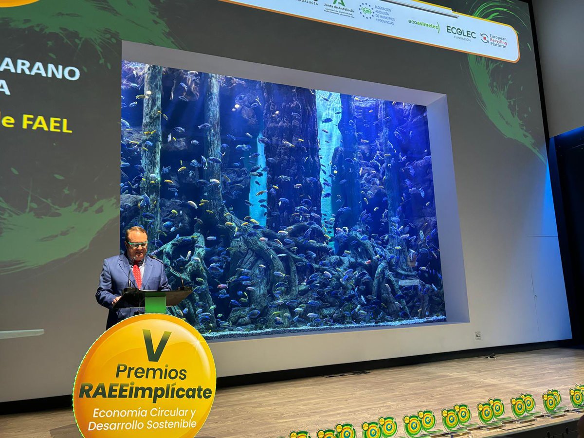 recyclia's tweet photo. Esta tarde asistimos en Sevilla a la V edición de los premios #raeeimplicate organizados por @FAELinforma Excelente recibimiento y puesta en escena. 👏👏Os seguimos contando. https://t.co/HOOoOfv34k
