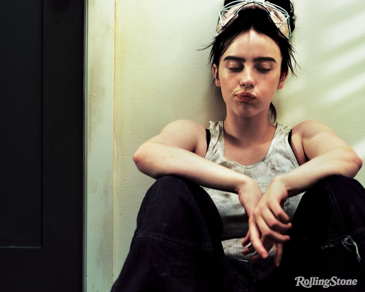 RollingStone's tweet image. .@billieeilish tells Rolling Stone she's not rocking with whales.  

"Oh, my God. How can anybody just accept that a whale exists, y’all? Those things are enormous. The noises they make. That shit is terrifying to me. Ew!"  

Interview: rollingstone.com/music/music-fe…