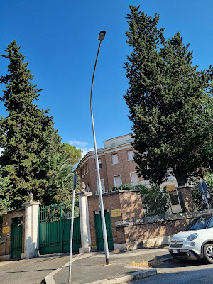 When in #Rome...see (the exterior of) Nostra Signora del Pilar dei Marianisti.
#ChurchTourism #Roma #Church #ChurchesOfRome  #ChieseDiRoma #Architecture #RomeBucketList #VisitRome #ChurchArchitecture #BuongiornoRoma #WhenInRome #RomaOMorte #Italy #Italia
romandespatches.blogspot.com/2024/04/when-i…