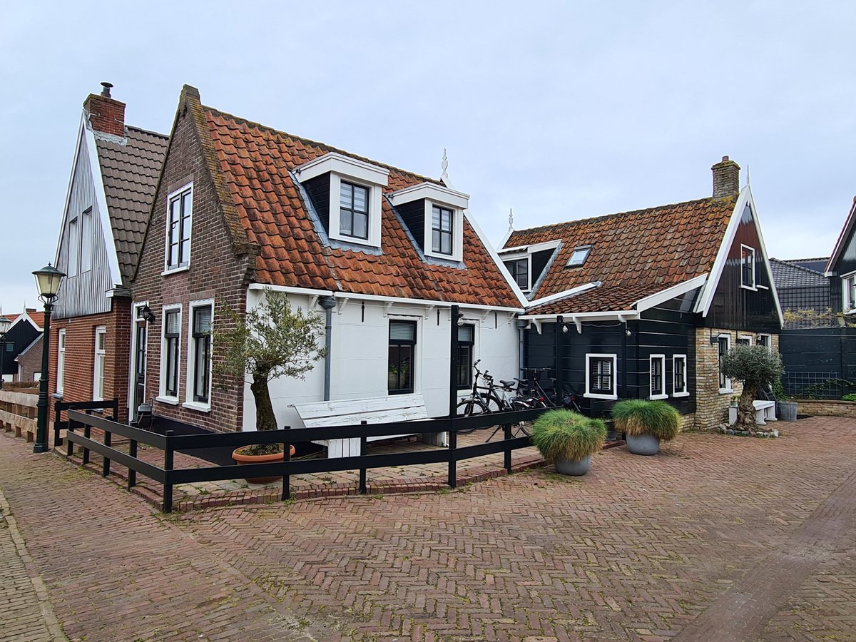 Gisteren fulltime begonnen bij scholenvereniging Rehoboth. Meteen maar een inburgeringscursus op Urk, ginkiestocht door oude dorp. Daarna heerlijk gegeten in <a href="/DeZeebodem/">De Zeebodem</a>