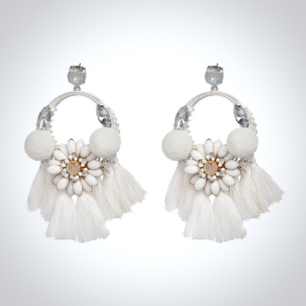 If you're not one to shy away from a major statement-making moment, these #bohemian #bridal #earrings have the wow-factor that you've been looking for.
Available here: adorabysimona.com/products/kalin…
.
.
.
#2024weddingtrends #bohemianwedding #wedding #bridaljewelry #adorabysimona
