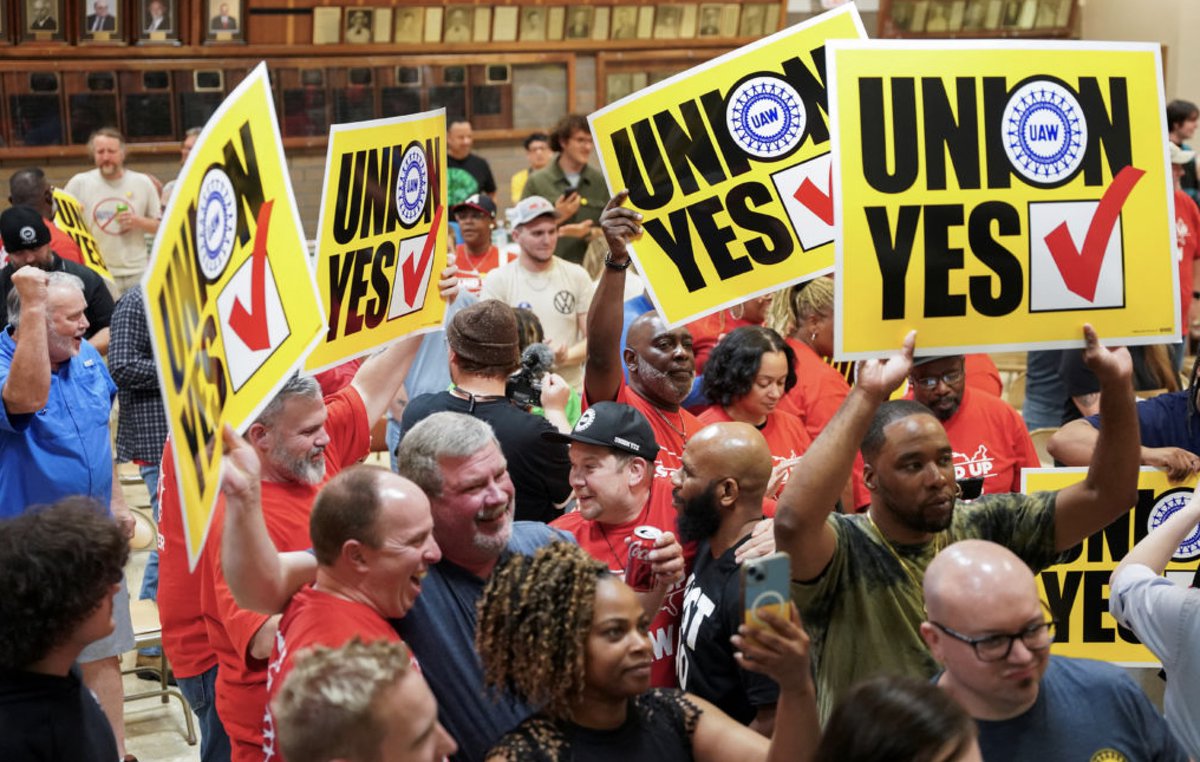 History was made last Friday in Chattanooga when workers at the VW factory there voted to join the United Auto Workers by an overwhelming margin – 73% to 27%: @HaroldMeyerson @TheProspect comments on @thenation podcast bit.ly/4b6Agde @UAW #UnionStrong