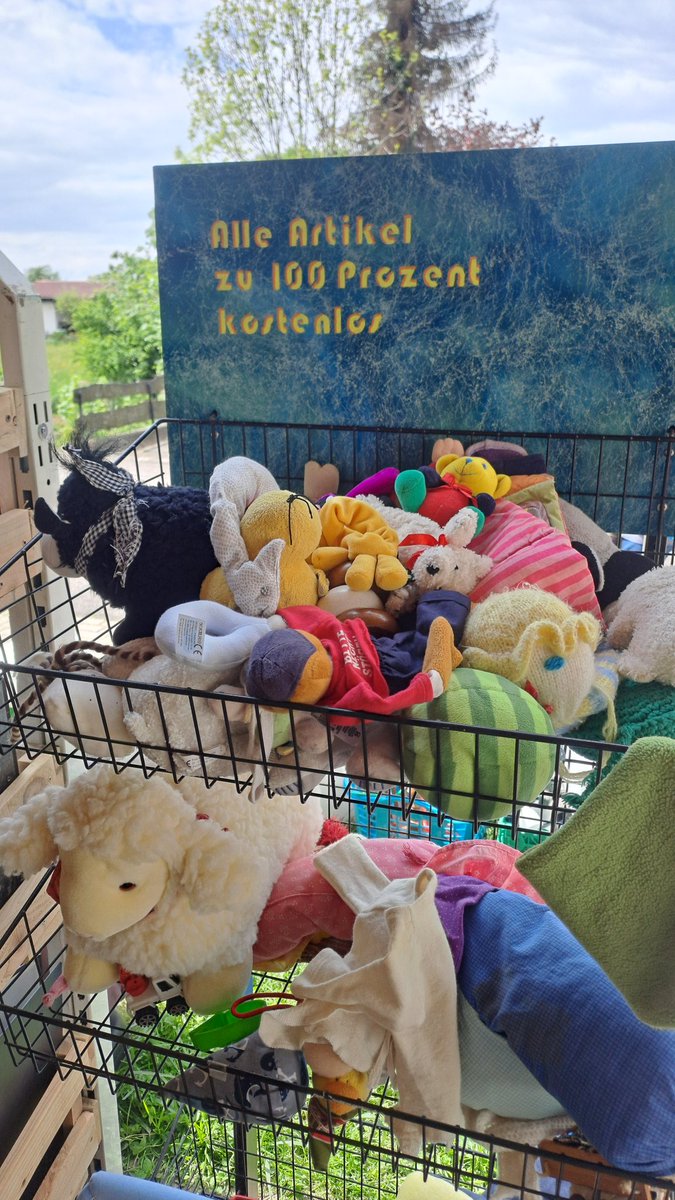 🌥Endlich wieder ein Tag ohne Regen. Wir haben sehr viele #Bücher einsortiert. Es gab viel #Lauch. Am Sonntag ist eine #Küfa beim Umsonstladen 📚🥬🍽

🆓️🛒#Umsonstladen #kostnix #Gratisladen #Freeshop🆓️🛒