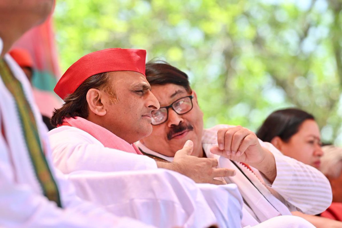 yadavakhilesh tweet picture