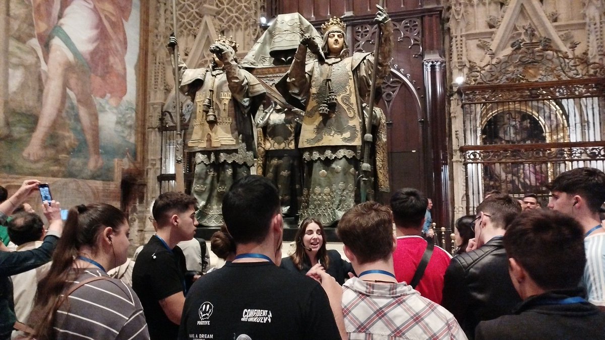 El alumnado de 2º bachillerato de Historia del Arte se acerca al patrimonio sevillano asistiendo a una visita guiada a la Catedral de Sevilla y a la Giralda. Nos encanta nuestra cultura:)