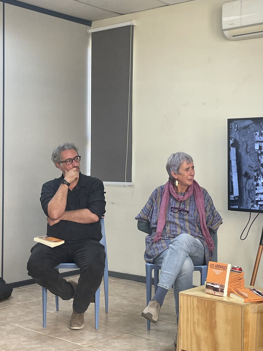 abasolo's tweet photo. Presentación del libro:
Los Arenales.
 Hacia el derecho a la ciudad

@fcovergarap Ana Sugranyes, Martin Arias-Loyola y @CamilloBoano 

@CPE_UDLA @UDLA_CL @ArqUDLA https://t.co/pSAoalTNUC