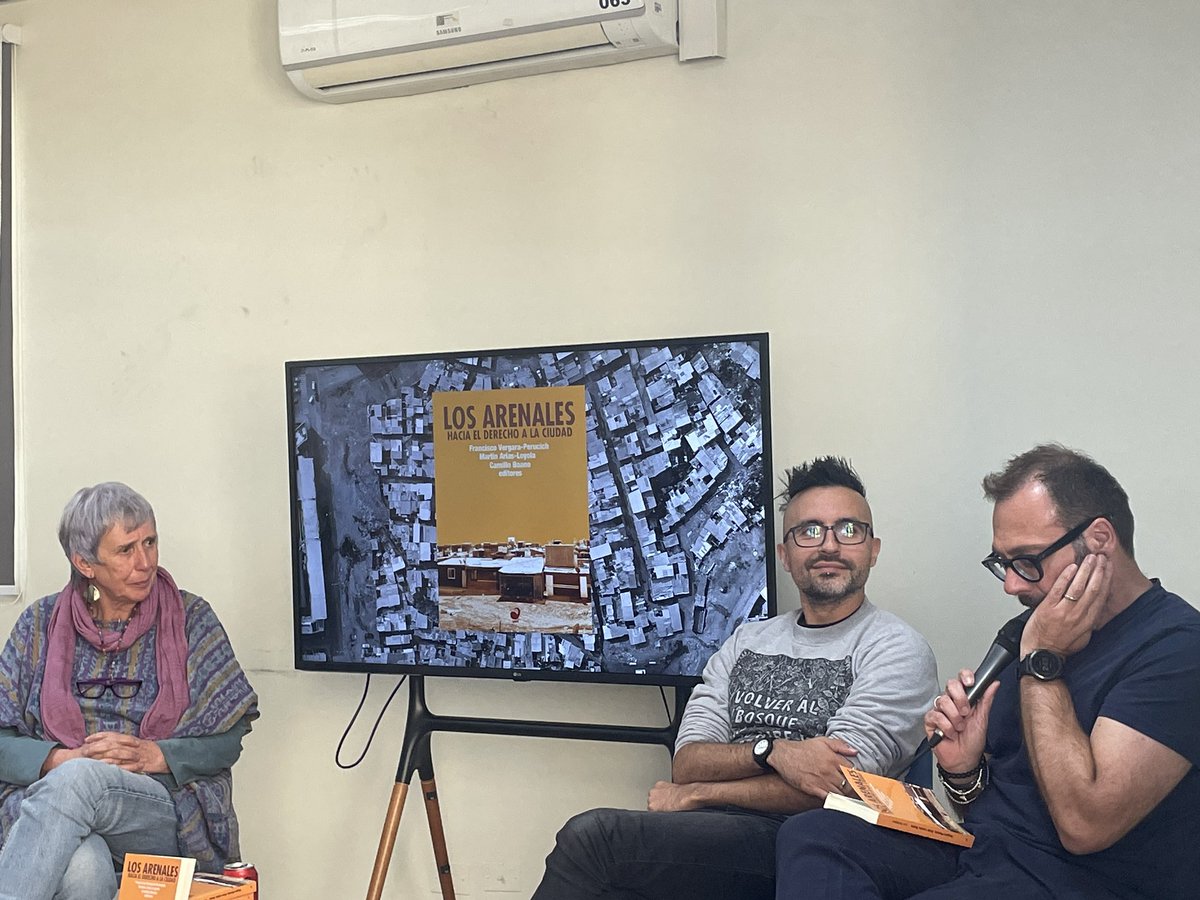 Presentación del libro:
Los Arenales.
 Hacia el derecho a la ciudad

<a href="/fcovergarap/">fcovergarap</a> Ana Sugranyes, Martin Arias-Loyola y <a href="/CamilloBoano/">Camillo Boano</a> 

<a href="/CPE_UDLA/">Núcleo Centro Producción del Espacio</a> <a href="/UDLA_CL/">UDLAChile</a> <a href="/ArqUDLA/">Academia Espacial</a>