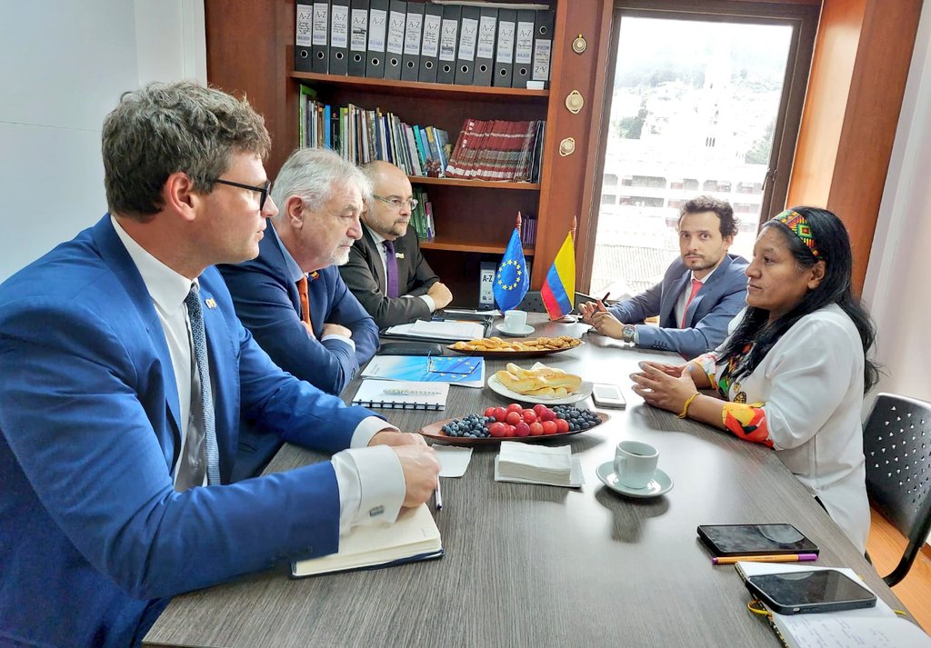 Hoy recibimos a una delegación de la Union Europea en cabeza del Sr. Adrianus Koetsenruijter, enviado especial para el proceso de paz en Colombia, y el Sr. @GBertrand_UE, embajador de la Unión Europea en Colombia, para dialogar sobre acciones que permitan mitigar la violencia en…