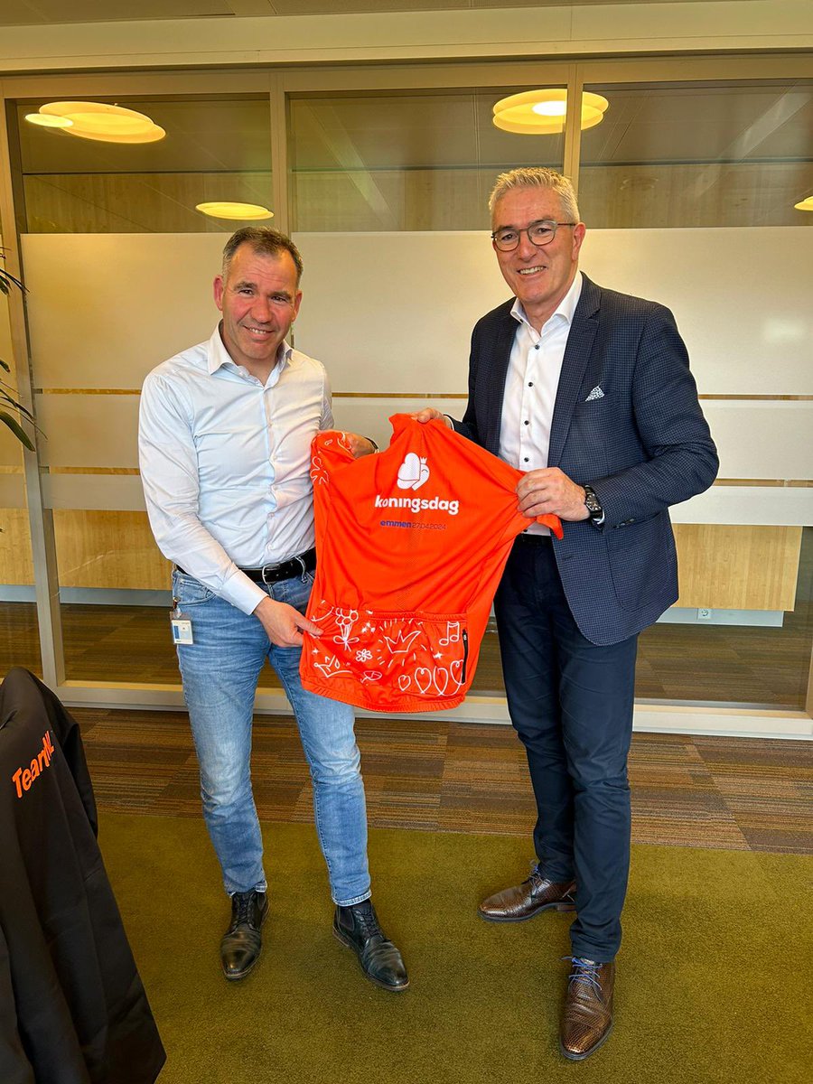 De Koning viert dit jaar Koningsdag in Emmen. Tijdens mijn bezoek @knwu vandaag aan @ProvDrenthe ontving ik een uniek shirt van gedeputeerde @HenkJumelet. Dit shirt wordt gedragen door de fietsers die de Koninklijke bus zaterdag begeleiden bij start van het programma. Dank!