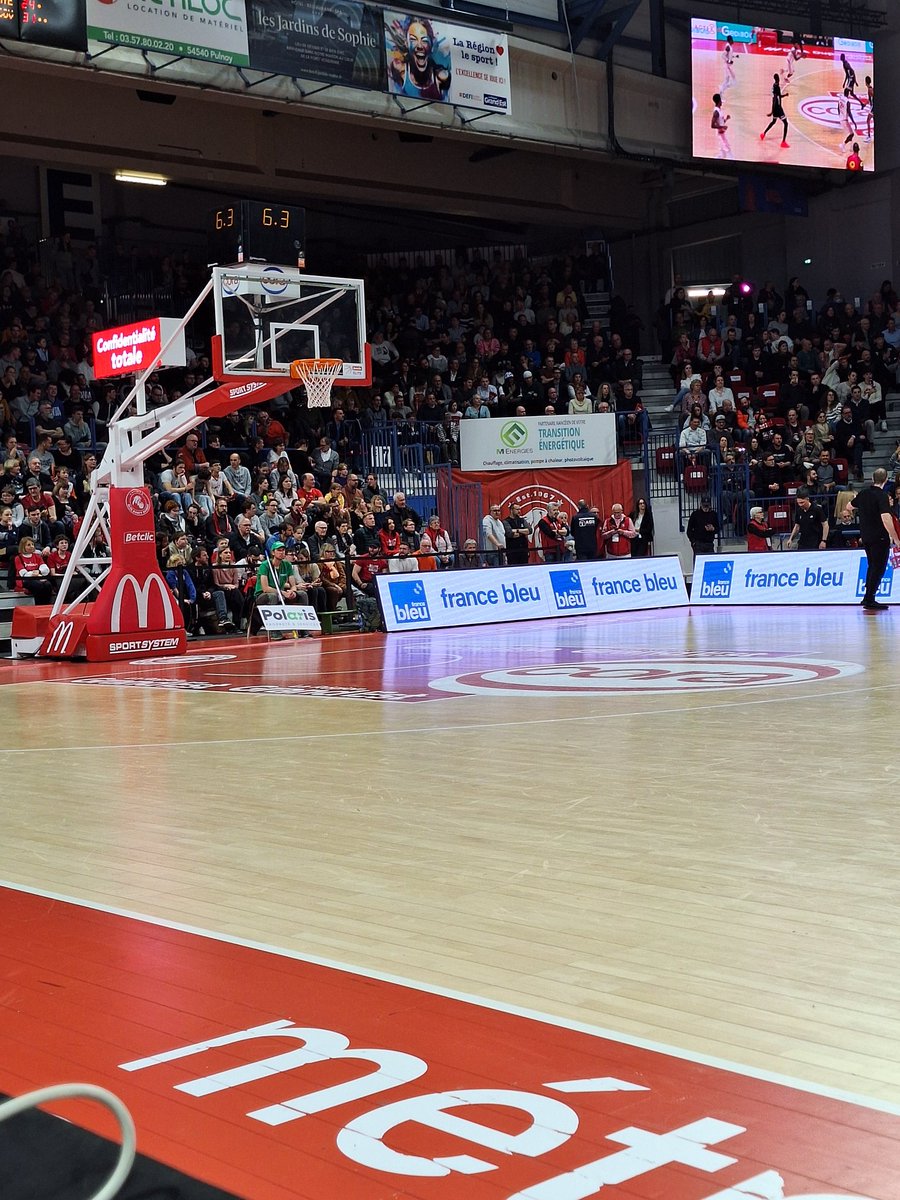 Mi-temps à Gentilly ! Le @SLUCbasketNancy peine à exister dans cette rencontre face à l'@LDLCASVEL ! 29-40, les Nancéiens maladroits (12/33) subissent la foudre villeurbannaise  (16/29). #GoSluc