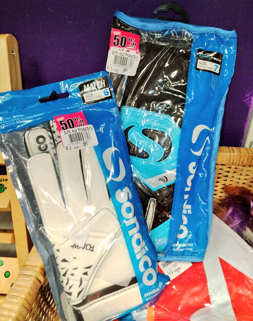 Sondico goalkeepers gloves available @CharityDEBRA Huddersfield shop 🥅

£2 &£3 per pair 🧤

#CharityShopFinds