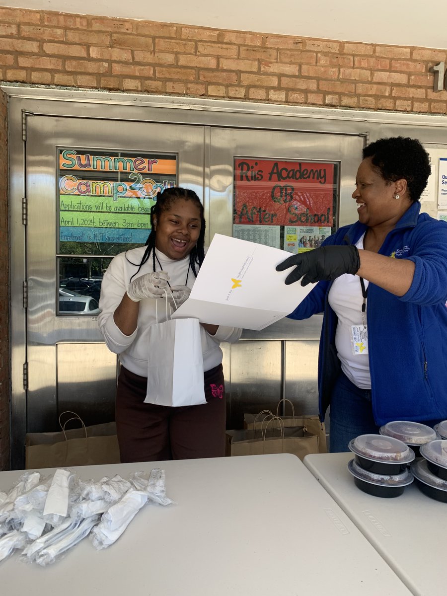 Last week, Riis presented Certificates of Appreciation to our dedicated volunteers from @AHRCNYC, who have been helping out with our weekly meal distributions since November 2023. We couldn’t do it without them, and we appreciate all their contributions! #NationalVolunteersMonth