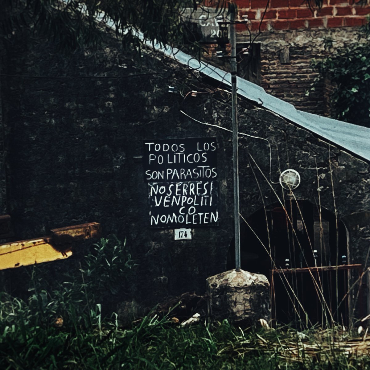 noserresiven politico. 
no moleten.