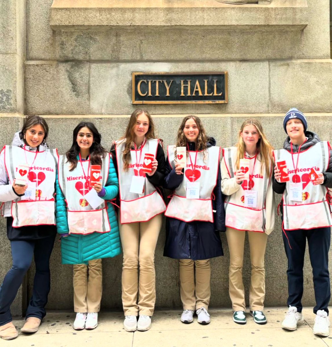 heartofmercy's tweet photo. Big thanks to the students of @DePaulPrep - volunteering for Candy Days in the Loop today! We can’t do this without our volunteers! #MisericordiaCommunity #MisericordiaStrong https://t.co/JguzqQTisd