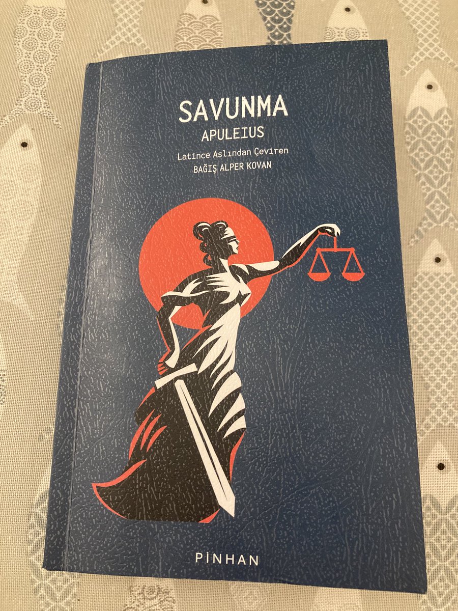 Ünlü Altın Eşek (Metamorphoses) kitabının yazarı Apuleius’tan çarpıcı bir kitap daha. Latinceden @BagisAlperKovan çevirmiş. Apuleius bu kez büyücülükle suçlandığı mahkemede kendini savunuyor. MS 2.yy’da yazılmış kitap döneminin yaşamı hakkında önemli bilgiler içeriyor.